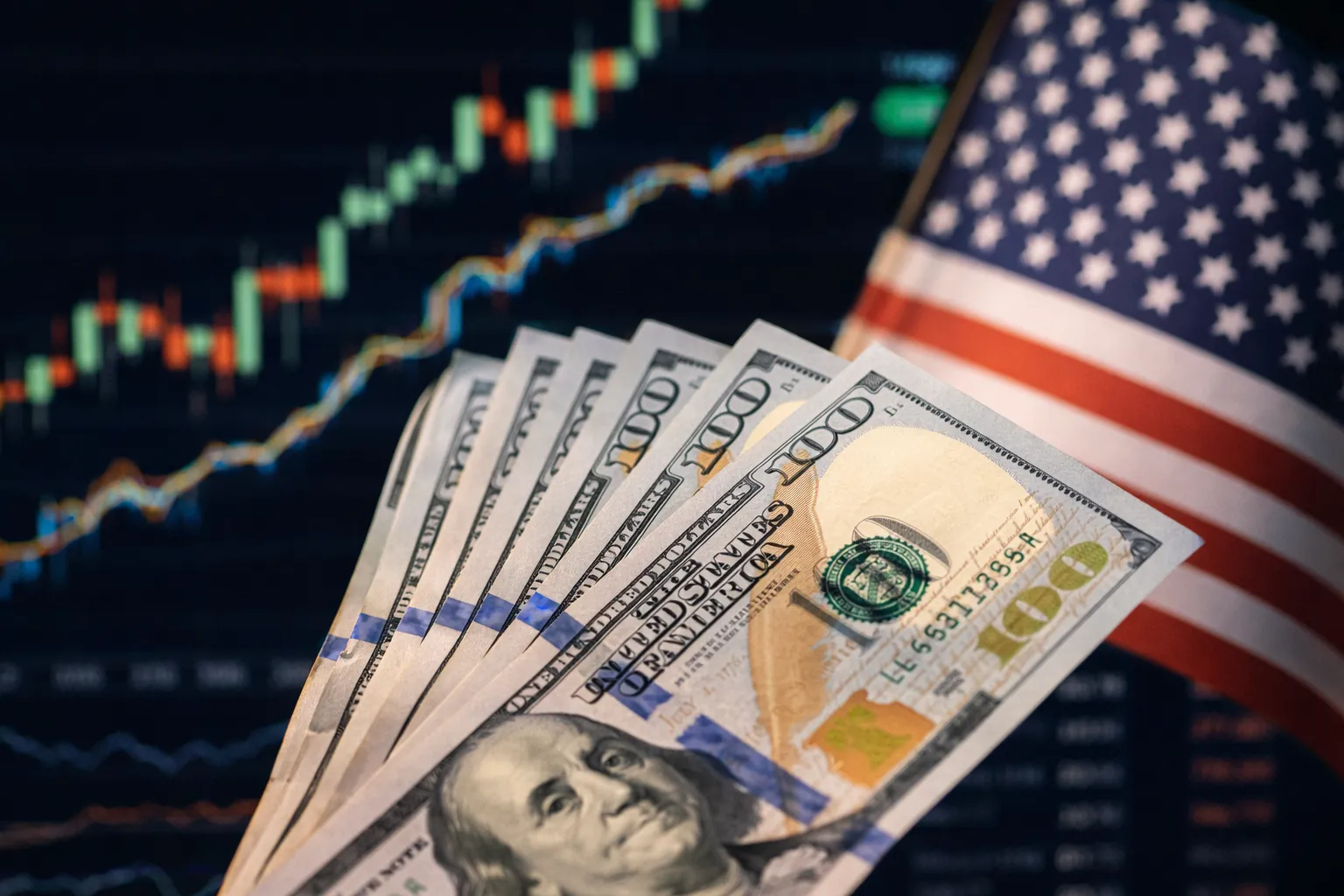الدولار الأمريكي يتجه لتحقيق مكاسب شهرية بدعم التوترات الجيوسياسية وتشدد الفيدرالي